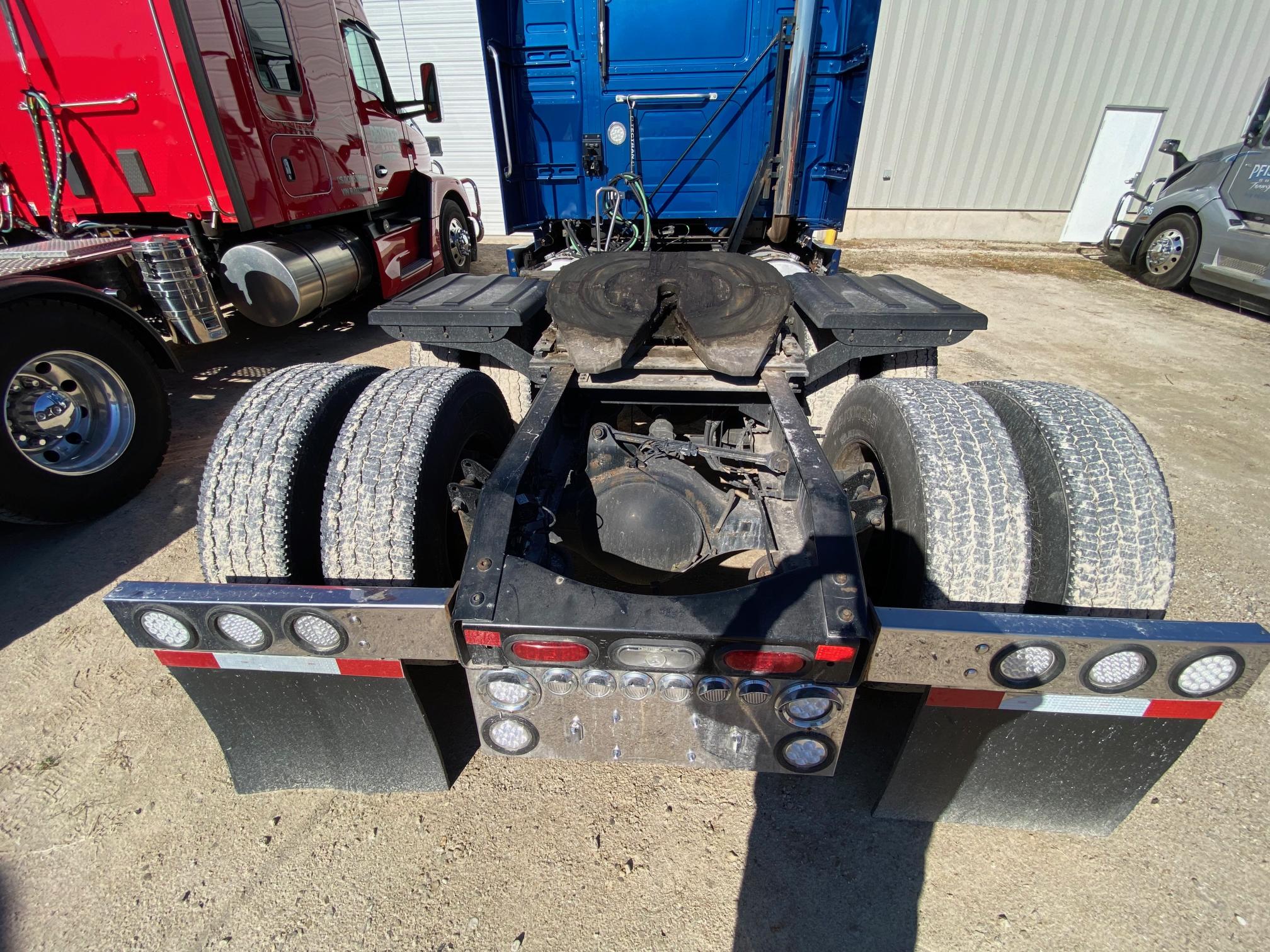 2021 VOLVO VNL - Image 25